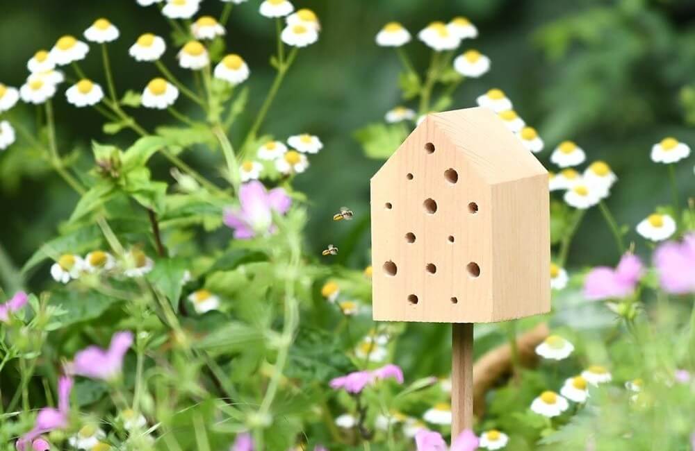 Kleines Insektenhotel auf Pfahl